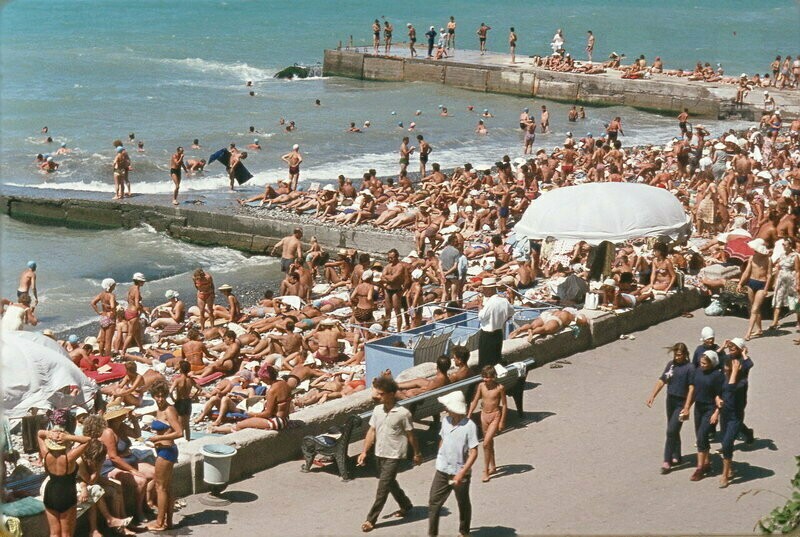 Отдыхающие на пляже в Сочи, 1960-е годы