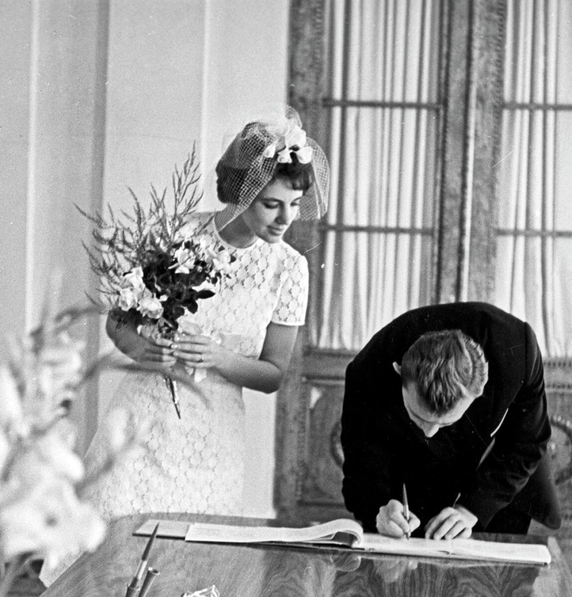 Bigpicture ru пара подаёт заявление в советском загсе, 1960 е г