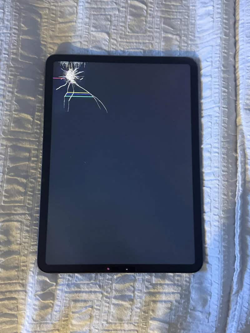 Разбитый экран планшета iPad Pro после падения на него зарядного устройства