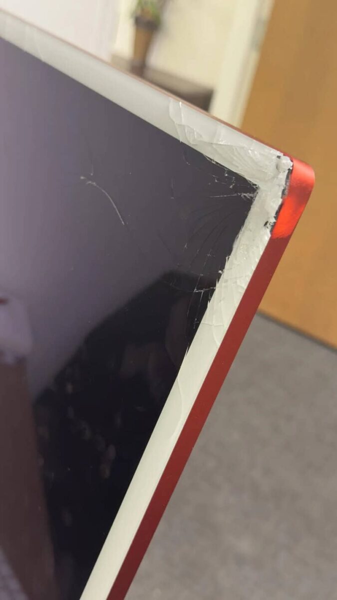 Опрокинутый моноблок iMac в офисе