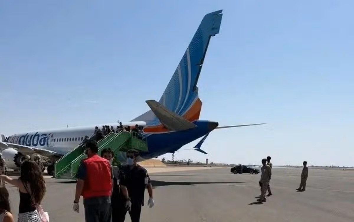 Самолёт FlyDubai на лётном поле аэропорта Табука в Саудовской Аравии после экстренной посадки