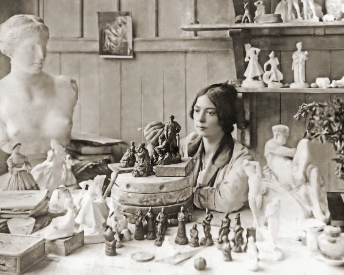 Наталья Данько в мастерской Государственного фарфорового завода, 1922 год