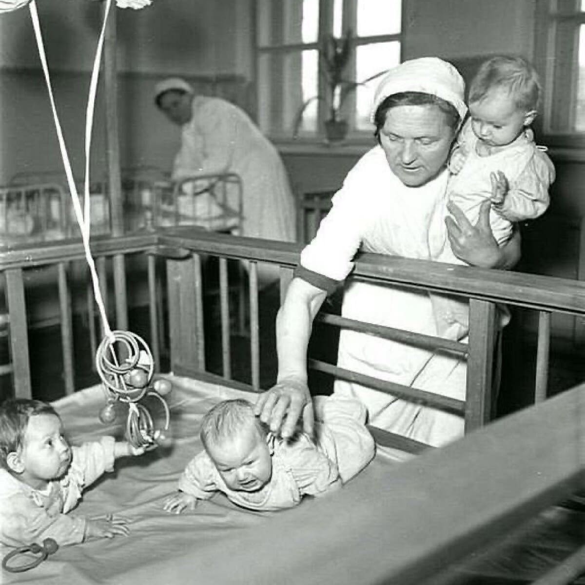 Советские ясли второй половины 1930-х годов, воспитательницы с малышами