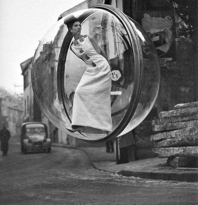 &laquo;Delvaux Street&raquo; &mdash; Симон д'Айенкур в пузыре над парижской улицей, 1963