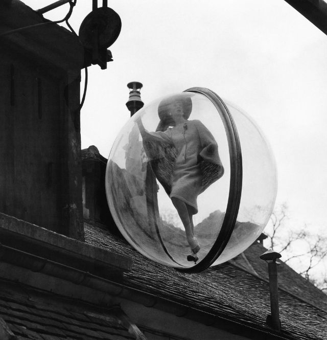 Симон д'Айенкур в шаре над крышами Парижа &mdash; платье Нина Риччи, 1963