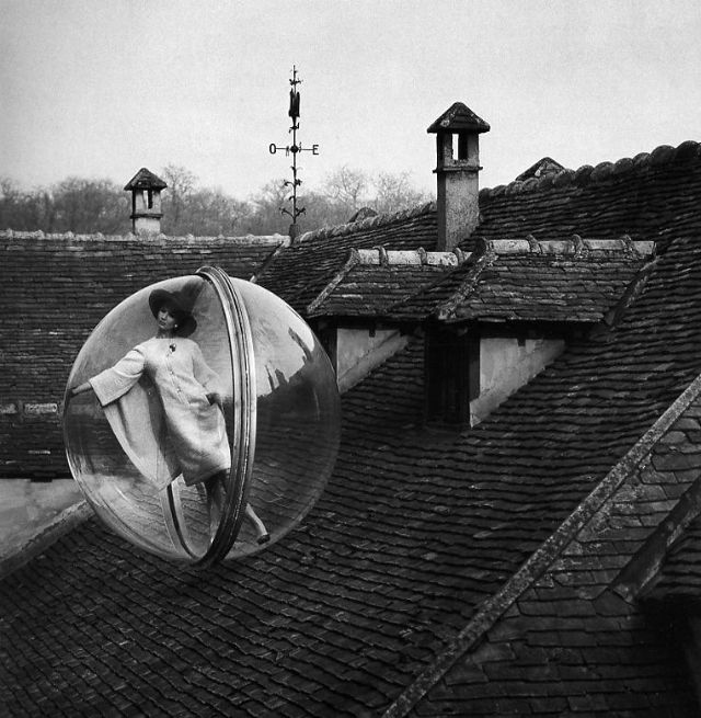 Симон д'Айенкур в шаре &mdash; &laquo;Rolling&raquo;, платье Нина Риччи, Париж, 1963