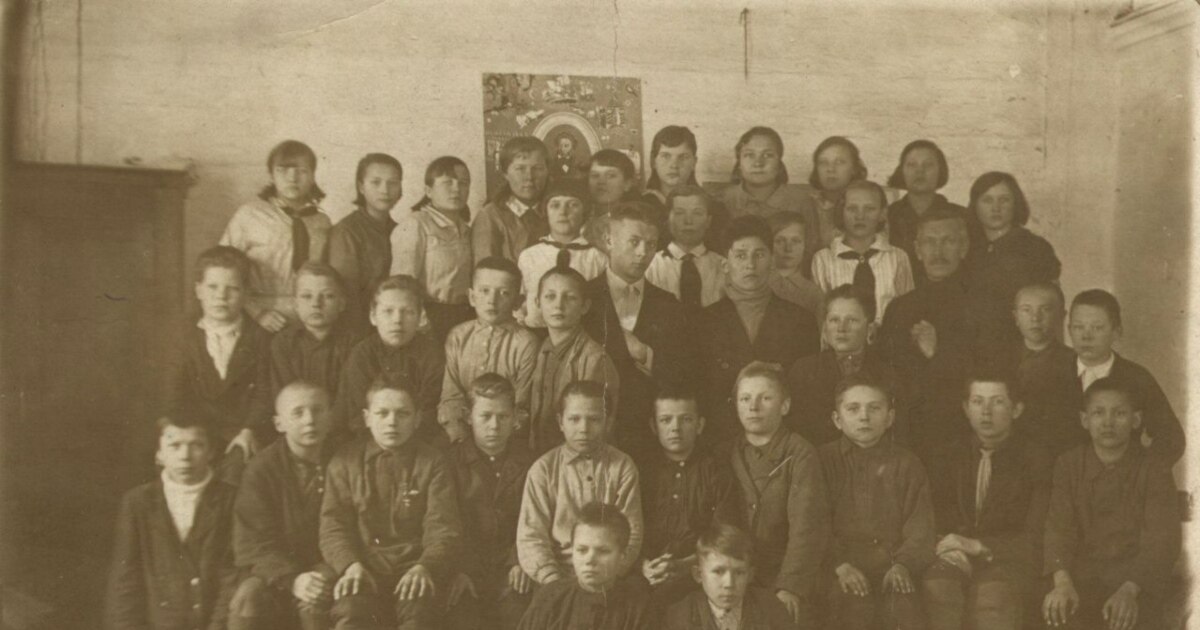 Ученики школы в селе Шуньга, Карелия, 1937 год, за год до ареста шести учителей этой школы