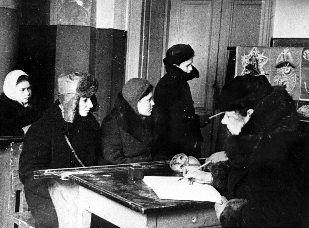 Урок в ленинградской школе зимой 1941&ndash;1942 годов, ученики сидят в пальто из-за отсутствия отопления