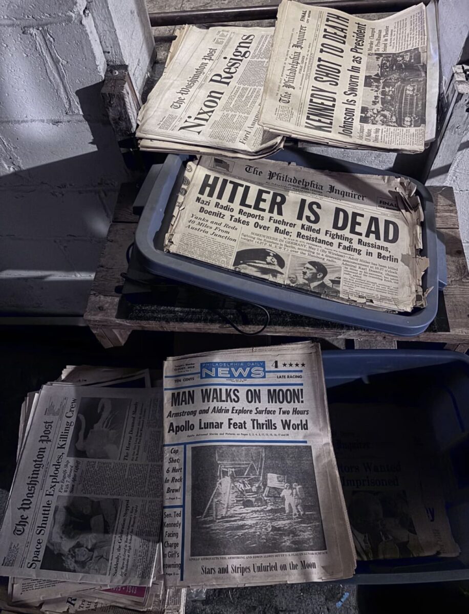 Старые газеты с заголовками HITLER IS DEAD и MAN WALKS ON MOON