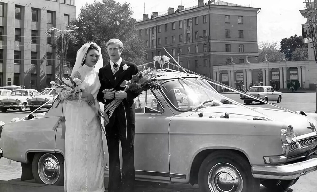 Свадебная пара у дворца бракосочетания, СССР, 1960-е годы