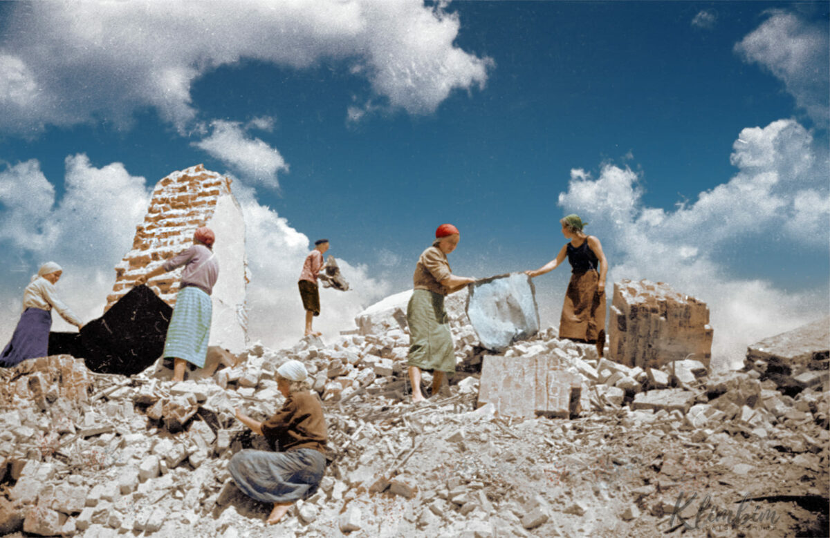 Женщины разбирают завалы в разрушенном городе, 1945 год