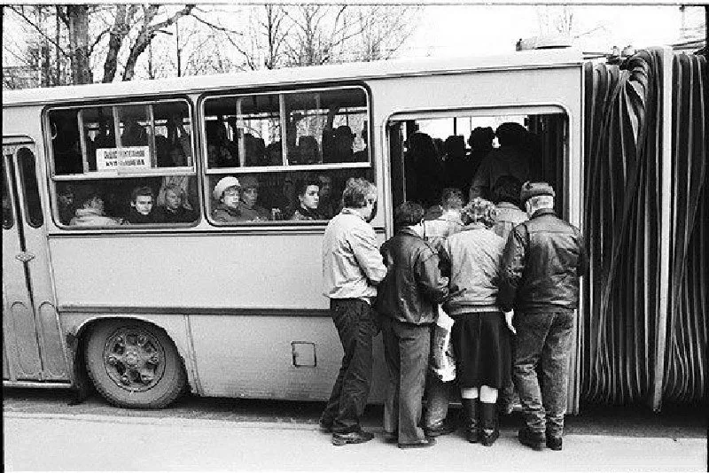 Пассажиры в переполненном советском автобусе в час пик