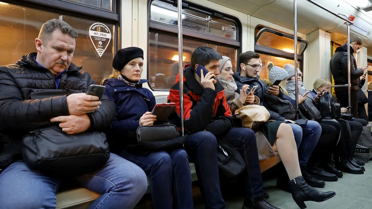 Серьёзные лица пассажиров в метро российского города