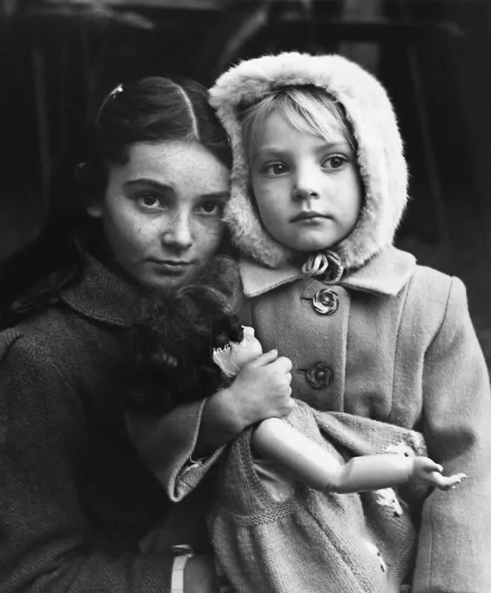Две девочки с куклой у Дрё, Франция, 1949 год. Фото Жанин Ньепс