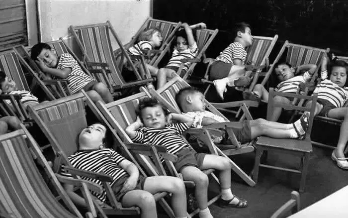 Дети в шезлонгах. Италия, 1960 год. Фото Анри Картье-Брессона
