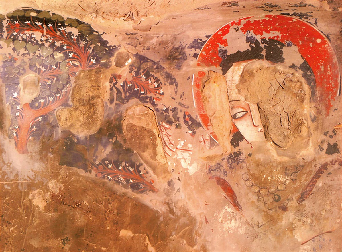 Фрагмент древней буддийской фрески в пещерах Бамиана, датируемой примерно 650 годом, с геометрическими узорами