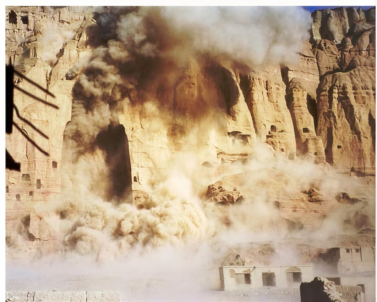 Талибы устанавливают взрывчатку у подножия гигантской статуи Будды в Бамиане в процессе её уничтожения, март 2001