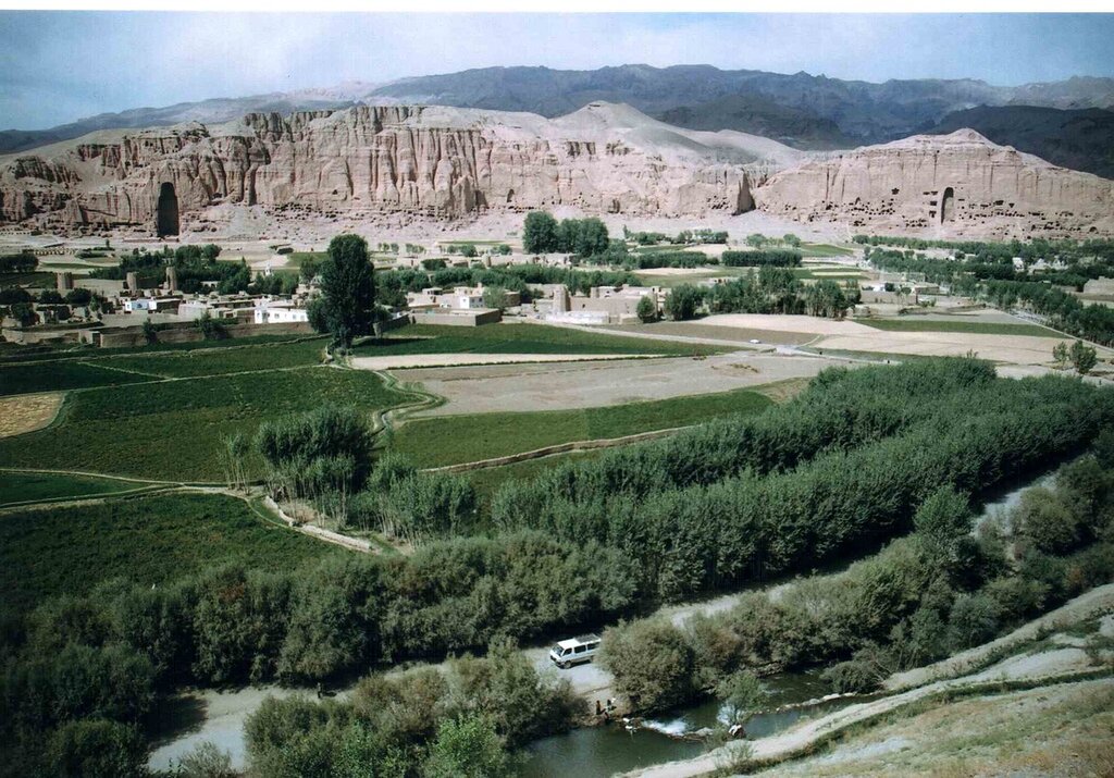 Панорама Бамианской долины в Афганистане с многочисленными пещерами в скалах, где находились статуи Будды